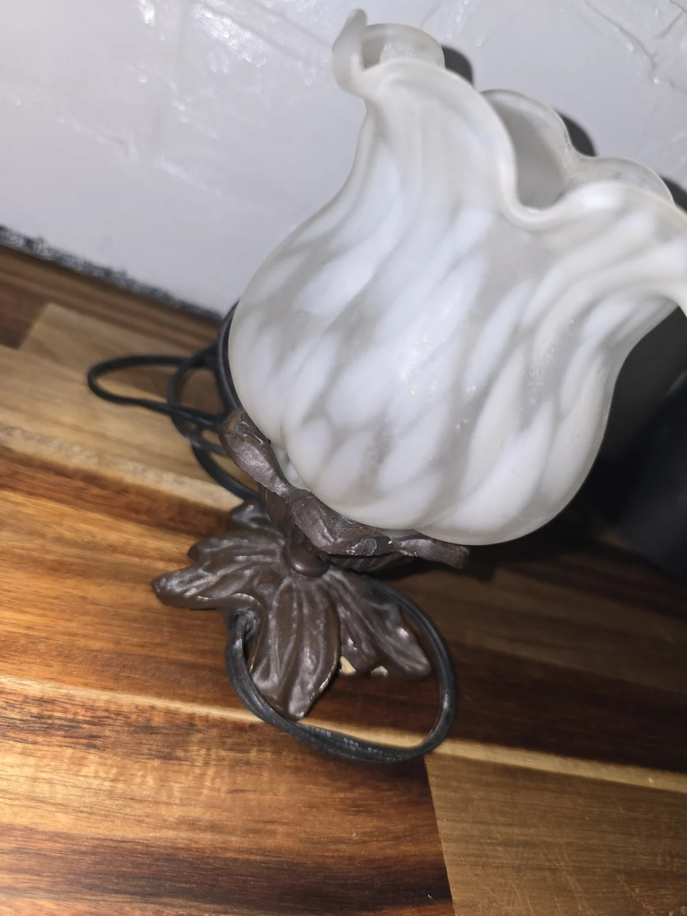 Antique-Style Cherub White Glass Table Lamp